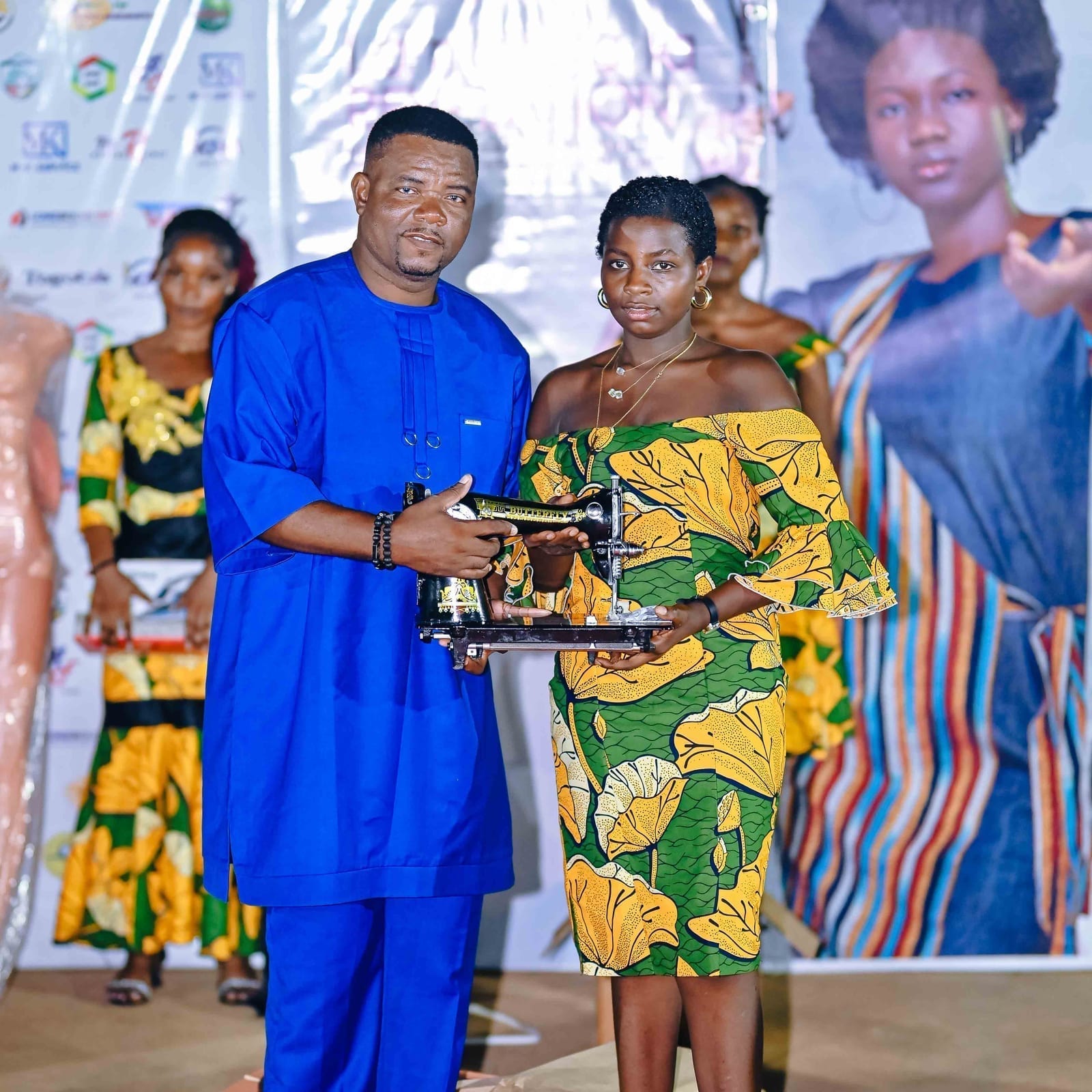 Jeune couturière togolaise dans son atelier à Lomé